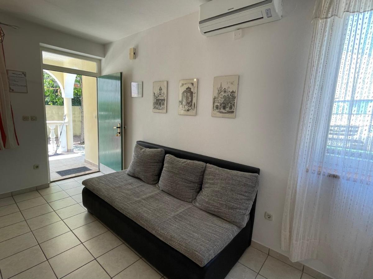 Apartments Antonija Punta Skala Next To Falkensteiner Resort Petrcane Buitenkant foto