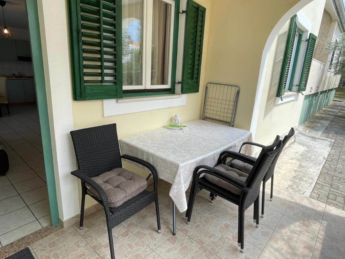 Apartments Antonija Punta Skala Next To Falkensteiner Resort Petrcane Buitenkant foto