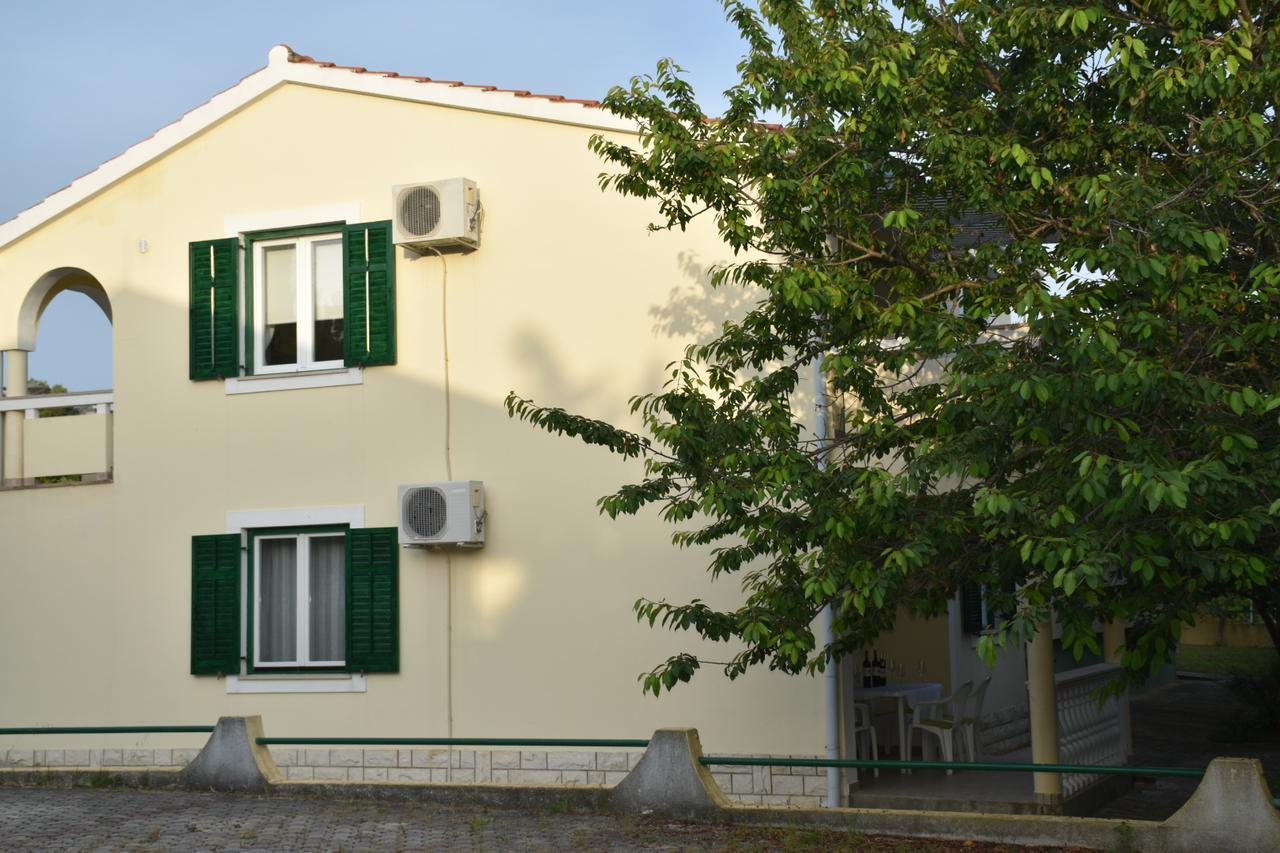 Apartments Antonija Punta Skala Next To Falkensteiner Resort Petrcane Buitenkant foto