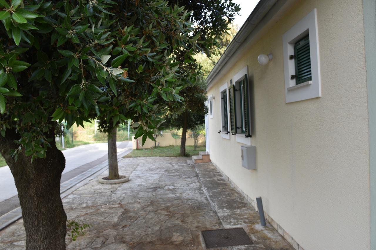 Apartments Antonija Punta Skala Next To Falkensteiner Resort Petrcane Buitenkant foto